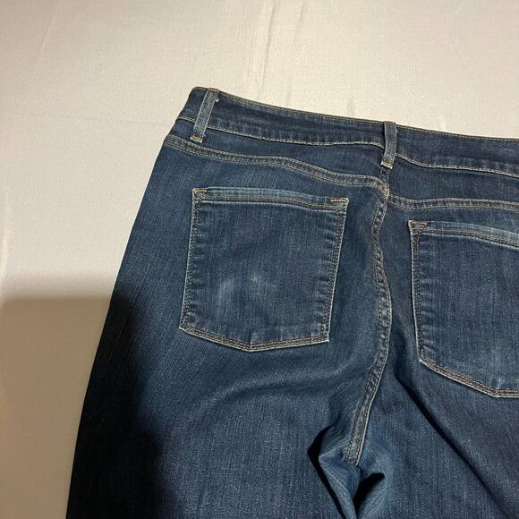 L.L.Bean Women's 10P Classic Fit True Shape High-Rise Straight Leg Jeans - Picture 12 of 12